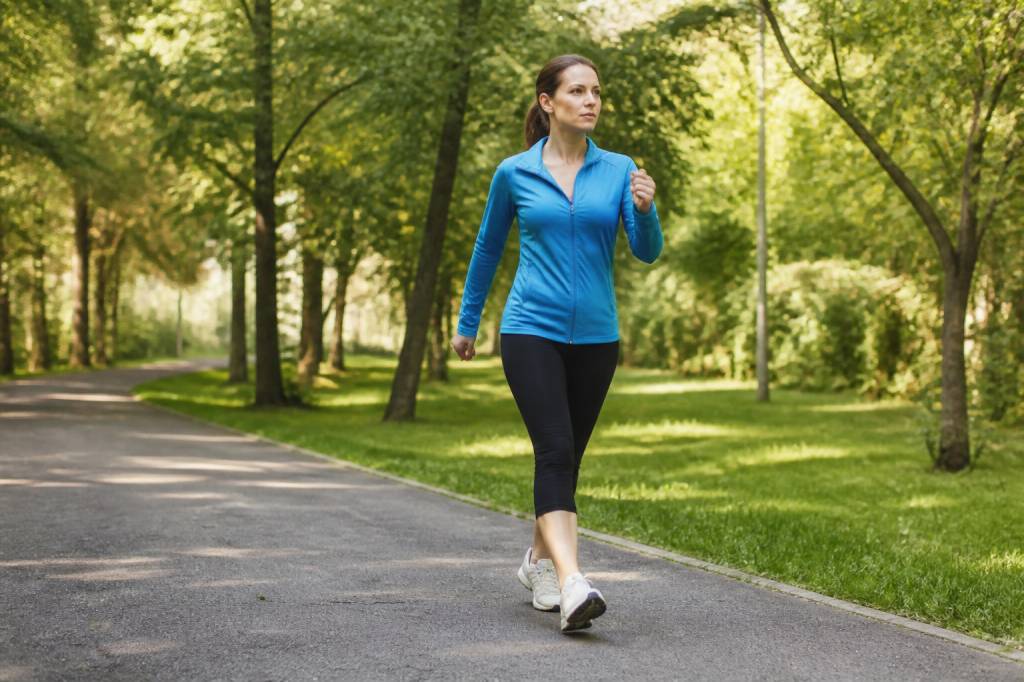 Les bienfaits de la marche rapide sur la santé cardiovasculaire au quotidien