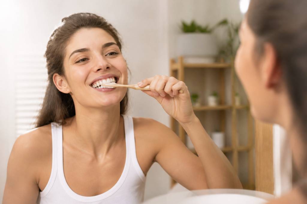 Blanchir ses dents naturellement : solutions gratuites et astuces à connaître